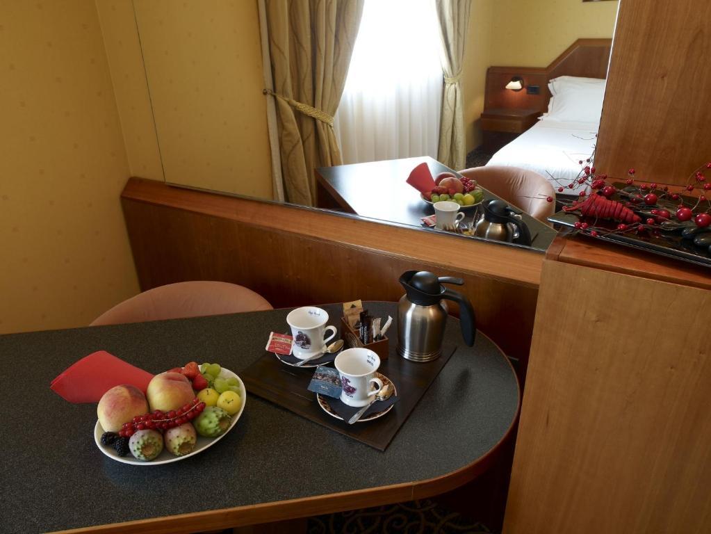 Hotel Montini Linate Airport Peschiera Borromeo Zimmer foto